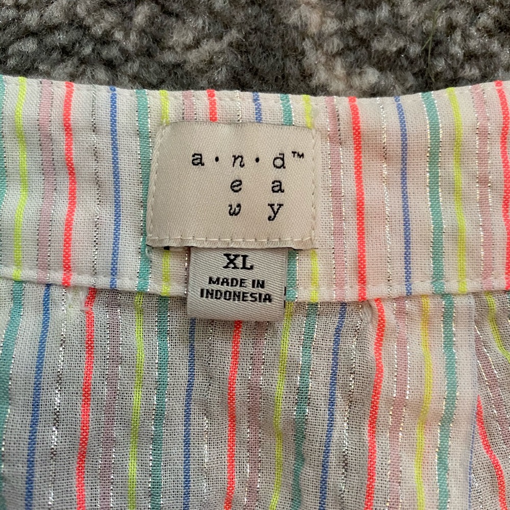 Fun Light Summer Top! - Picture 3 of 5